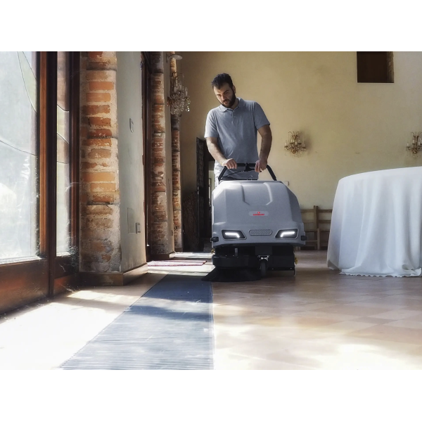 Подметальная машина Comac CS 500 BT